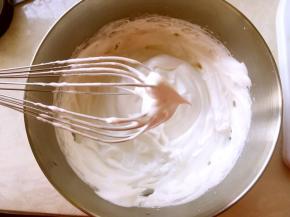 蛋白加几滴柠檬汁，分三次加入砂糖打发至硬性发泡，打蛋器提起有个小三角尖