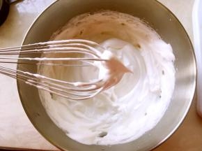 蛋白加几滴柠檬汁，分三次加入砂糖打发至硬性发泡，打蛋器提起有个小三角尖