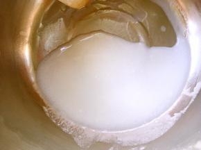 牛奶加玉米油搅拌均匀，呈乳化状态