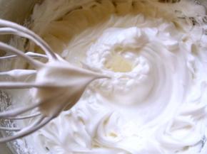 打发至小弯钩状，加入第三次砂糖，继续打发至硬性发泡，纹路清晰，打蛋器提起有个小三角尖