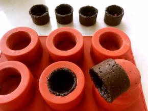 两个小时后，用手轻轻顶一下模具，巧克力杯就出来啦