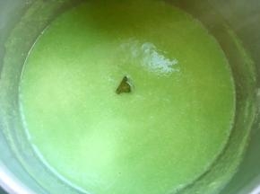 加入黄冰糖熬制冰糖融化关火