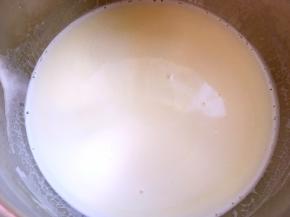 牛奶加淡奶油，砂糖跟一小撮盐搅拌均匀，小火加热煮开