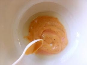 沙拉酱、炼乳、柠檬汁放在一起搅拌均匀