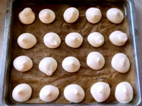 烤盘预热160度，烤盘铺油纸，将蛋白挤在油纸上，之后入烤箱烤15分钟