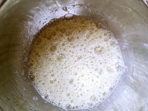 蛋白加几滴柠檬汁打发至硬性发泡，打蛋器全程低速打发蛋白更稳定，分三次加入砂糖，打出大眼泡状加入第一次砂糖