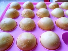 盖上棒棒糖模具盖着，入烤箱170度烤20分钟，出炉凉透脱模