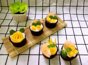 倒入酸奶，装饰上应季水果就可以食用啦