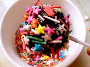 之后均匀的撒上一层彩糖，放置一旁，巧克力凝固即可食用，我是插在泡沫板上，冰箱冷藏了5分钟