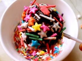 之后均匀的撒上一层彩糖，放置一旁，巧克力凝固即可食用，我是插在泡沫板上，冰箱冷藏了5分钟