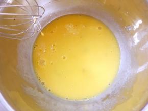 加入一颗鸡蛋一个蛋黄搅拌均匀