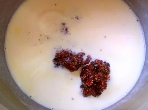 凉透的液体加入适量的桑葚酱，加别的水果也可以