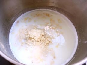 泡软的吉利丁滤干水份，加入牛奶中搅拌均匀，至吉利丁完全融化