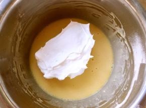 打发好的蛋白分三次加入到蛋黄糊中翻拌均匀，之后装入裱花袋