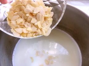 加入杏仁粉跟扁桃仁片，小火煮一会关火