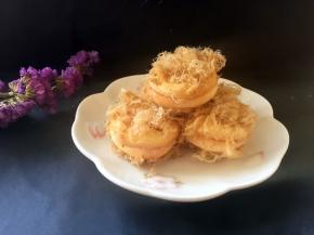 再在表层均匀的抹上沙拉酱，放到肉松内滚一下，让小贝均匀的裹上肉松