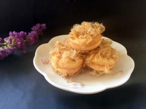 再在表层均匀的抹上沙拉酱，放到肉松内滚一下，让小贝均匀的裹上肉松