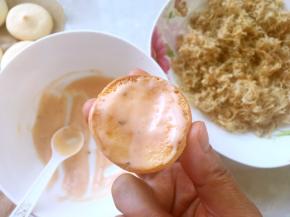 取一片小贝，底部均匀的抹上调好的酱