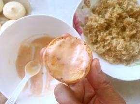 取一片小贝，底部均匀的抹上调好的酱