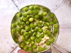 土豆去皮切碎块，跟青豆一起洗干净，放入榨汁机内打成汁，没有榨汁机用豆浆机也可以，豆浆机会直接熬熟，省去了熬青豆的时间