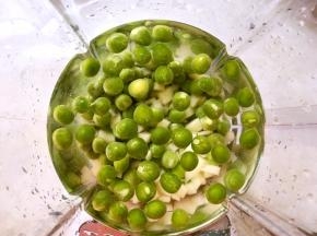 土豆去皮切碎块，跟青豆一起洗干净，放入榨汁机内打成汁，没有榨汁机用豆浆机也可以，豆浆机会直接熬熟，省去了熬青豆的时间