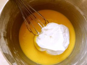 烤箱预热160度，打发好的蛋白分三次加入到蛋黄糊中，用蛋抽画Z字翻拌均匀，直到全部翻拌好，最后再用刮刀将底下的翻拌均匀