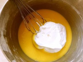 烤箱预热160度，打发好的蛋白分三次加入到蛋黄糊中，用蛋抽画Z字翻拌均匀，直到全部翻拌好，最后再用刮刀将底下的翻拌均匀