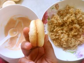 取另外一片小贝，跟抹上酱的这块合起来