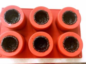 手上戴一次性手套，用勺舀燕麦巧克力，用手指一点点整理出杯子的形状，杯壁厚度要均匀，杯底压出圆形，全部做好后，冰箱冷藏2个小时，每个杯子的重量在30克左右