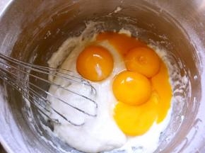 鸡蛋分离，蛋黄加入搅拌好的面糊中，蛋白装入干净的打蛋盆