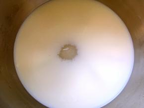 牛奶加砂糖搅拌均匀，小火加热至砂糖融化