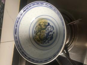 吉利丁片放入凉开水泡软，捞起隔水融化