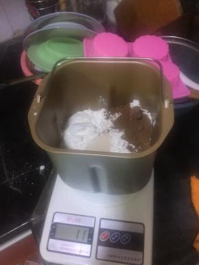 将准备的材料除黄油外，按鸡蛋，牛奶，盐，糖，中筋粉，干酵母，可可粉的顺序放入面包机桶