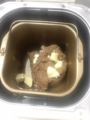 和面一次十分钟，放入切好的黄油，再和面十分钟