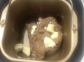 和面一次十分钟，放入切好的黄油，再和面十分钟