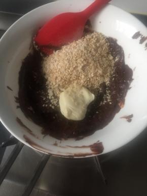 将剩下的巧克力酱中加黄油，和筛出来的麦片，混合均匀，如果太干就加黄油，我加了两次，实在是太干了，没法拌