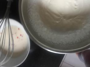 淡奶油加糖打发到八分，与奶油奶酪液混合，做成慕斯液