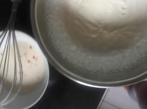 淡奶油加糖打发到八分，与奶油奶酪液混合，做成慕斯液