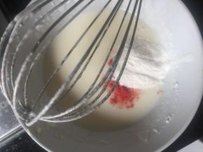 奶油奶酪与酸奶吉利丁液搅拌均匀，老师用的玫瑰酱，我加了一点草莓粉和麦片过筛下来的奶精，增加点甜度