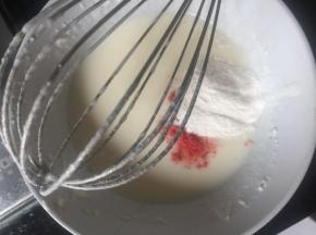 奶油奶酪与酸奶吉利丁液搅拌均匀，老师用的玫瑰酱，我加了一点草莓粉和麦片过筛下来的奶精，增加点甜度