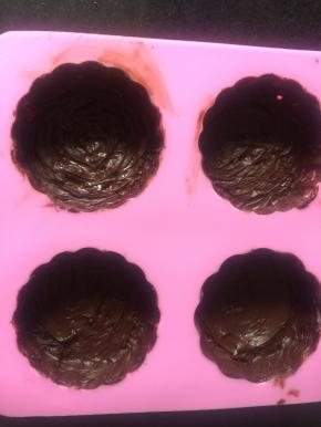 将巧克力酱用羊毛刷刷在模具里，我发现我的巧克力酱比老师的稠，问老师说可以加黄油变稀一点，将模具放入冰箱冷冻几分钟拿出来补，只到透光看不到有没有巧克力液的地方，继续放入冰箱冷冻待用