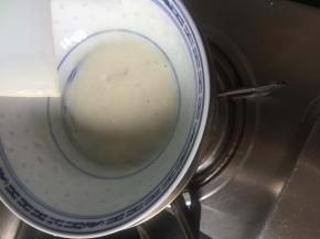 将酸奶加入吉利丁液搅拌均匀