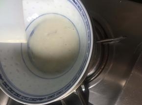 将酸奶加入吉利丁液搅拌均匀