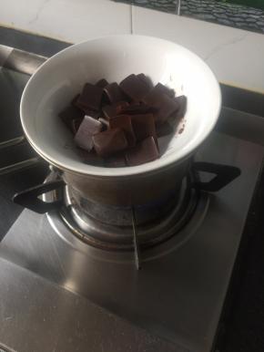 掰成小块隔水加热融化，老师说碗要比锅大，在家找到个奶锅，惊喜