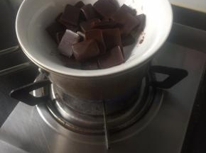 掰成小块隔水加热融化，老师说碗要比锅大，在家找到个奶锅，惊喜