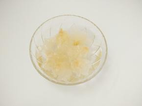 银耳泡发洗净，撕成小块。