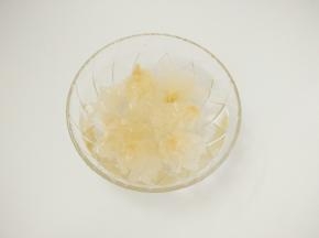 银耳泡发洗净，撕成小块。