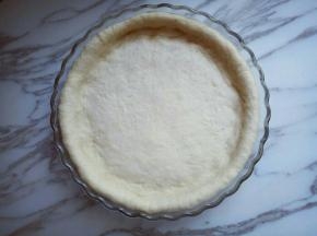 用擀面杖，好擀出磨具一样大的饼底，我的8寸披萨盘。