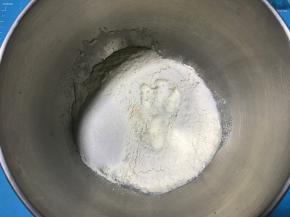 把除黄油以外的其他材料放入厨师机。