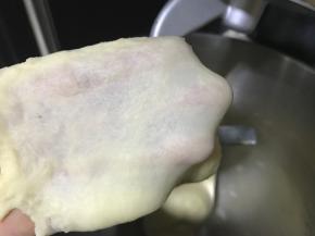  揉约10分钟至面团扩展阶段时加入软化的黄油。